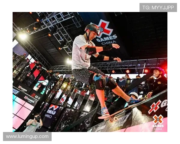 重庆滑板队在极限运动嘉年华中的灵活性表现引发热议与赞赏 重庆滑板队在极限运动嘉年华中的灵活性表现引发热议与赞赏